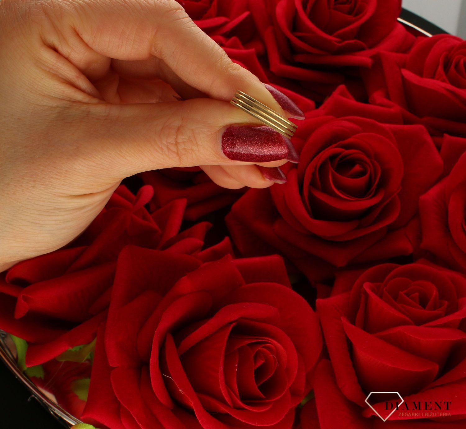 Złota obrączka damska piaskowana w paski 4 mm  Złoto 585  Rozmiar 15.jpg